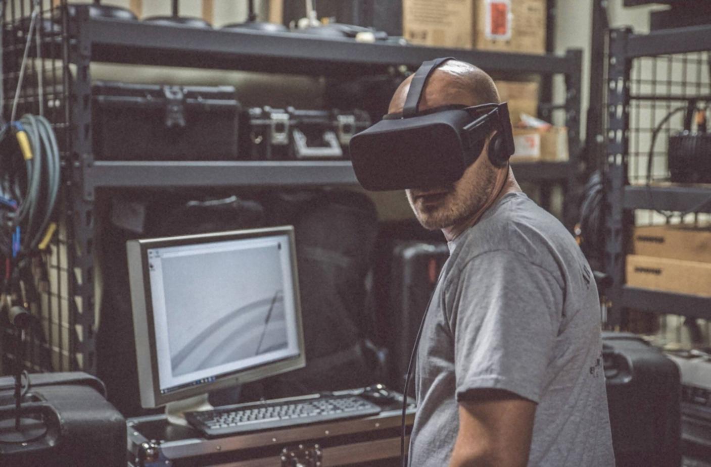 Estudiantes trabajando en proyectos de modelado 3D