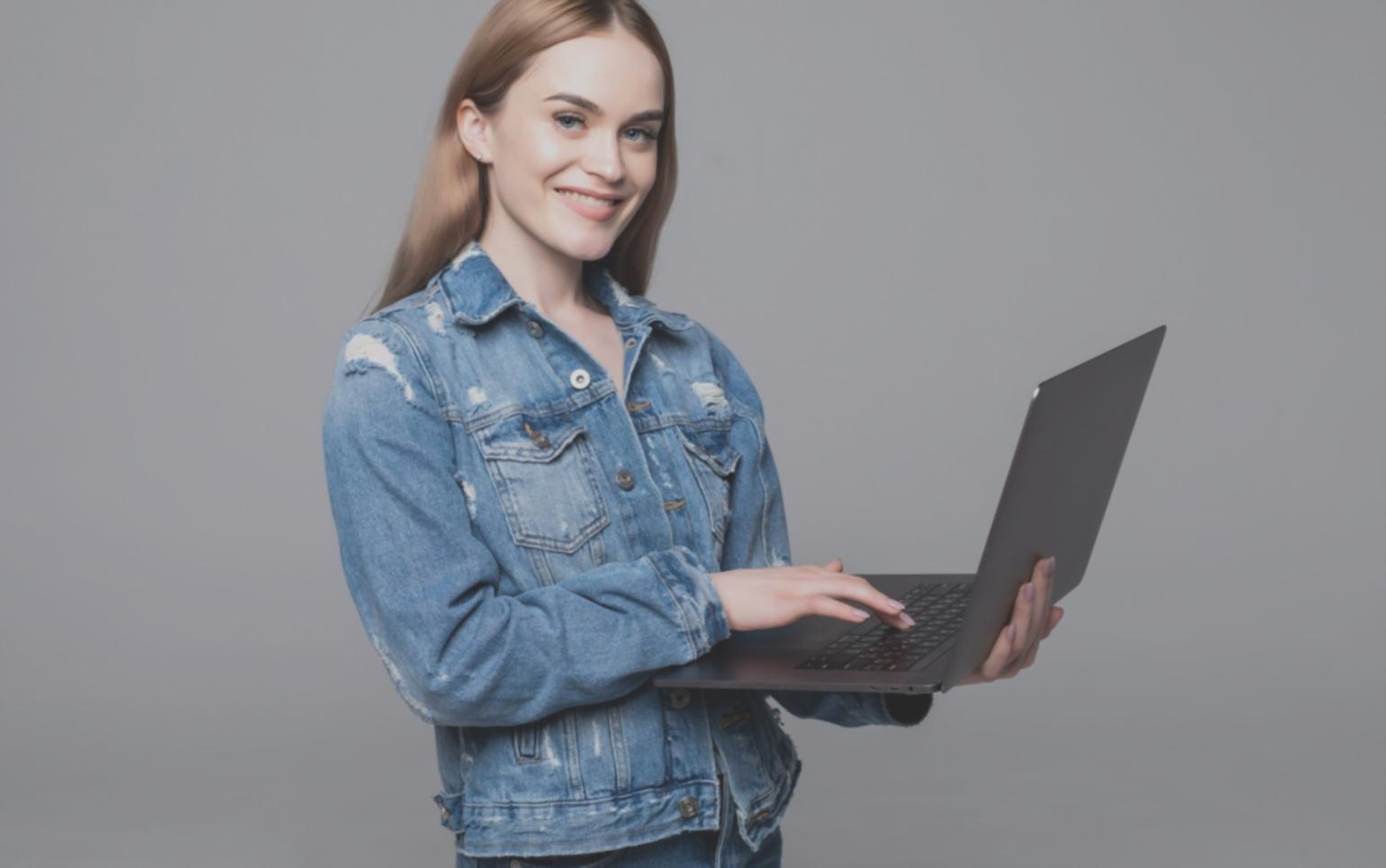 Estudiantes trabajando en proyectos de modelado 3D colaborativo